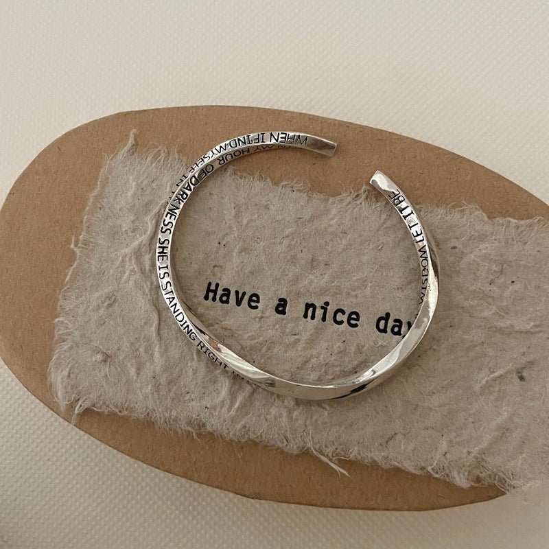 Justerbart minimalistisk 925S sølv armbånd med teksten 'Let It Be' - Lilla Villa