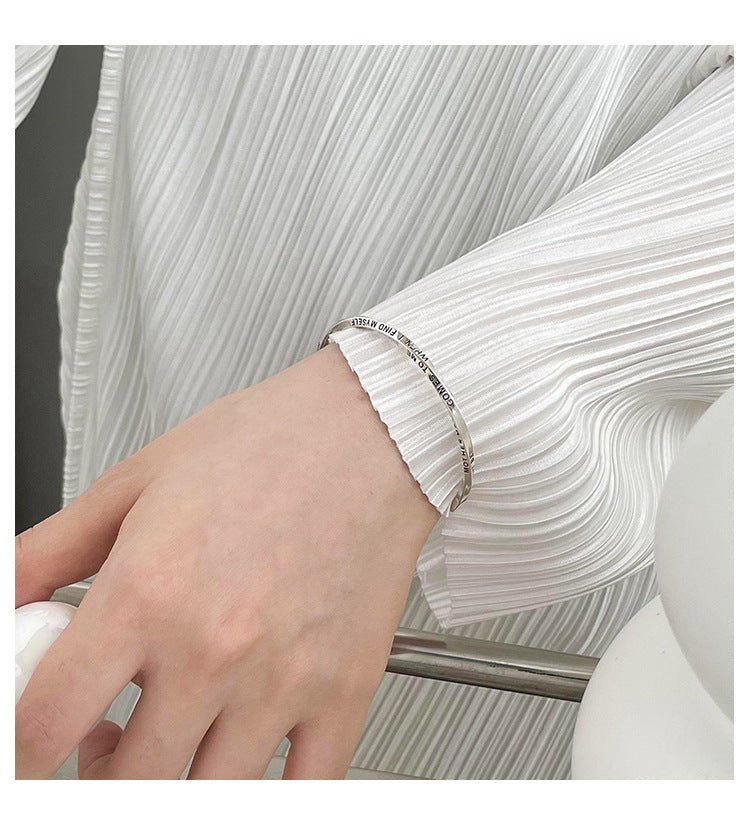 Justerbart minimalistisk 925S sølv armbånd med teksten 'Let It Be' - Lilla Villa
