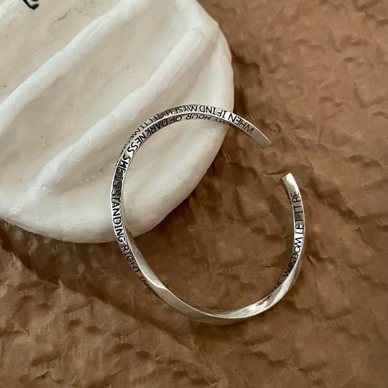 Justerbart minimalistisk 925S sølv armbånd med teksten 'Let It Be' - Lilla Villa