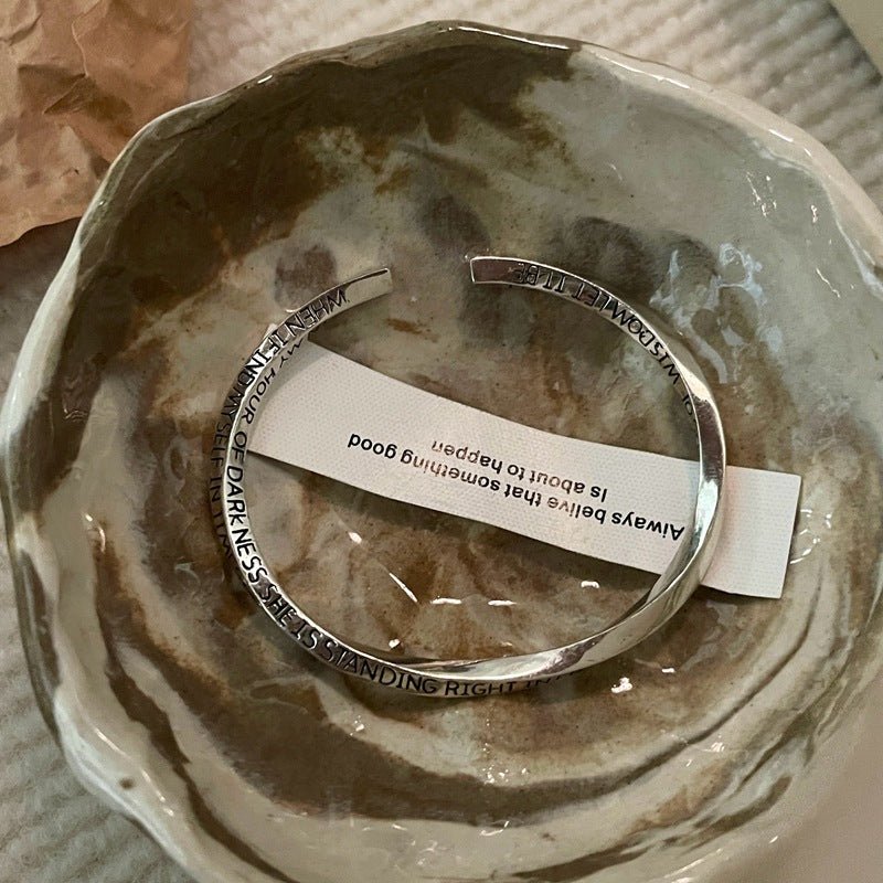 Justerbart minimalistisk 925S sølv armbånd med teksten 'Let It Be' - Lilla Villa