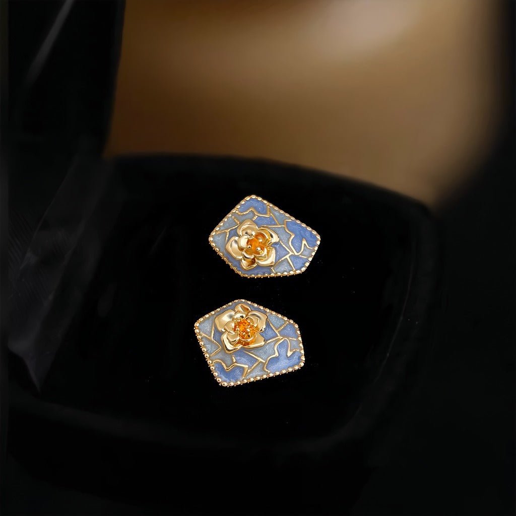 Kamelia Øreringe – 14K Forgyldt Design & 925 Sølv Nål - Lilla Villa