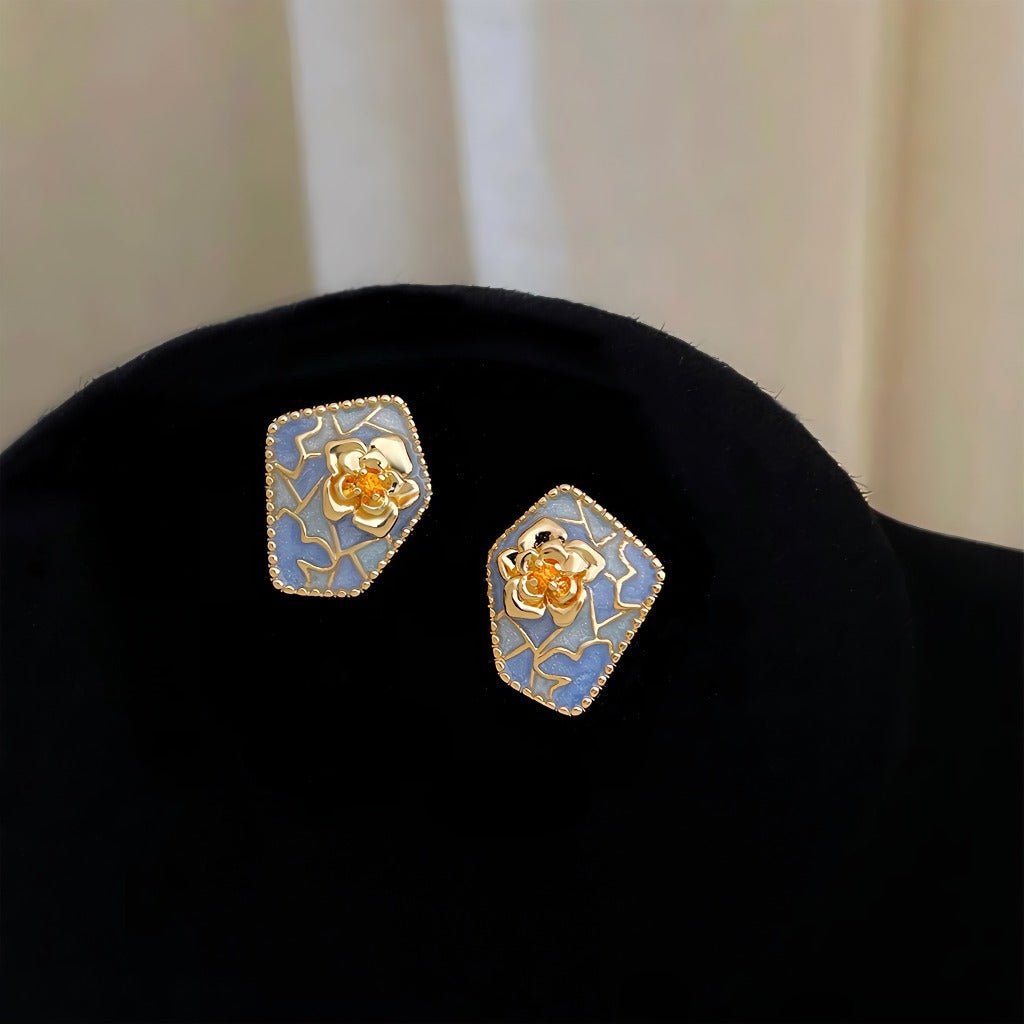 Kamelia Øreringe – 14K Forgyldt Design & 925 Sølv Nål - Lilla Villa