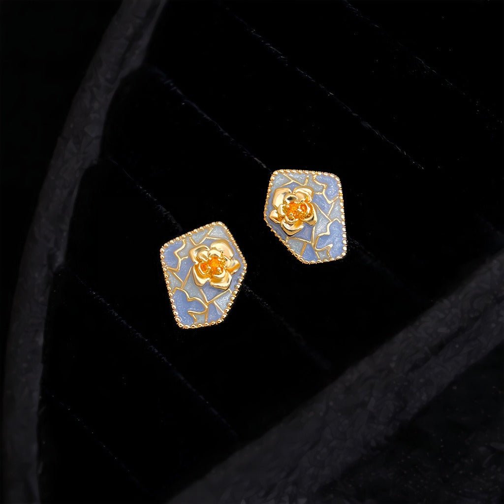 Kamelia Øreringe – 14K Forgyldt Design & 925 Sølv Nål - Lilla Villa