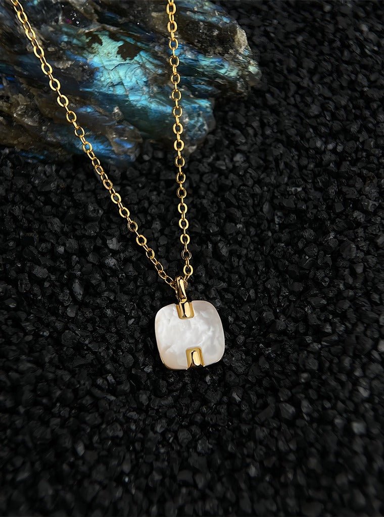 Kvadratisk Perlemors Halskæde – 18K Forgyldt & Håndlavet Design - Lilla Villa