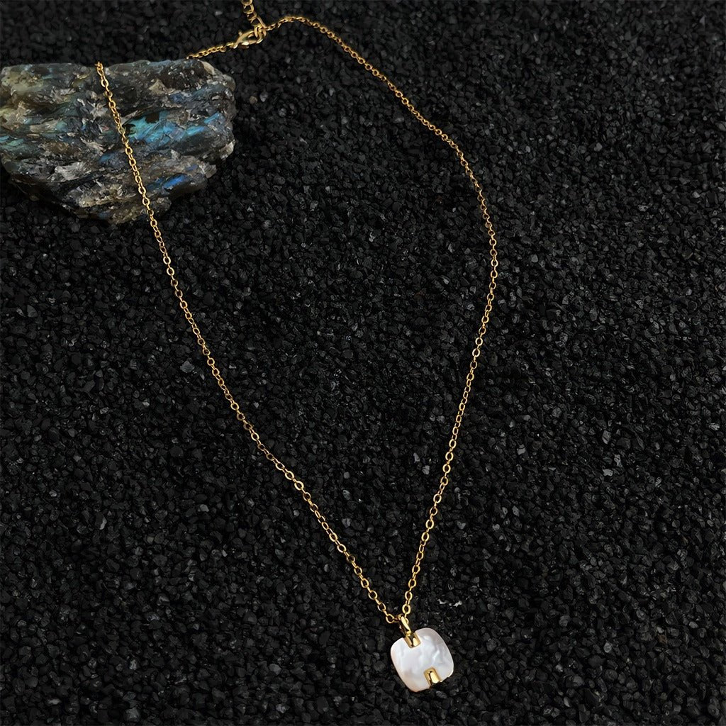 Kvadratisk Perlemors Halskæde – 18K Forgyldt & Håndlavet Design - Lilla Villa