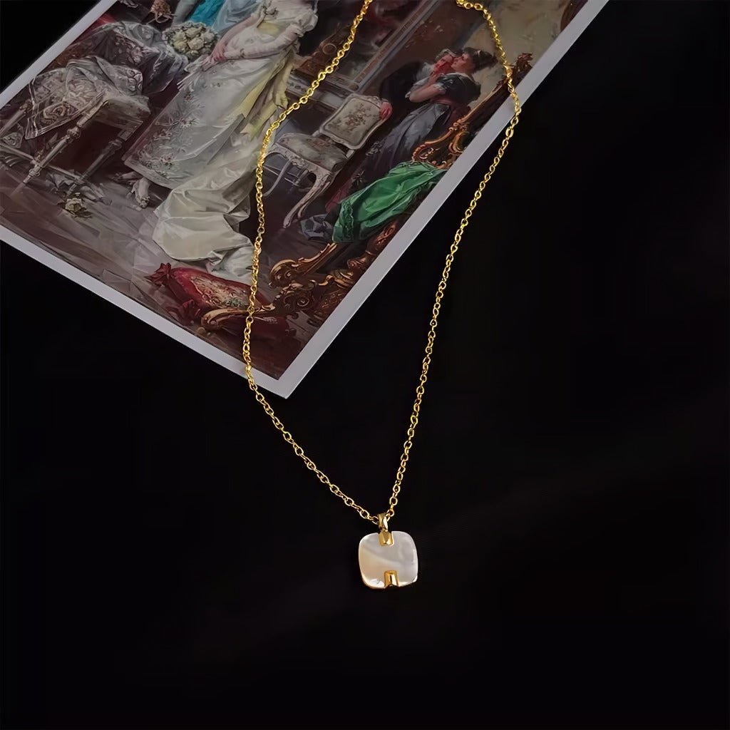 Kvadratisk Perlemors Halskæde – 18K Forgyldt & Håndlavet Design - Lilla Villa