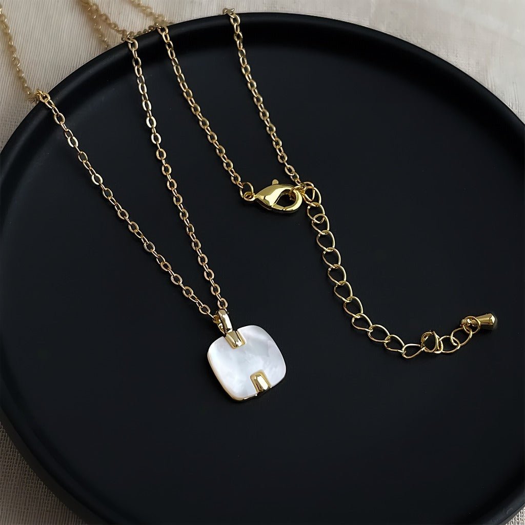 Kvadratisk Perlemors Halskæde – 18K Forgyldt & Håndlavet Design - Lilla Villa