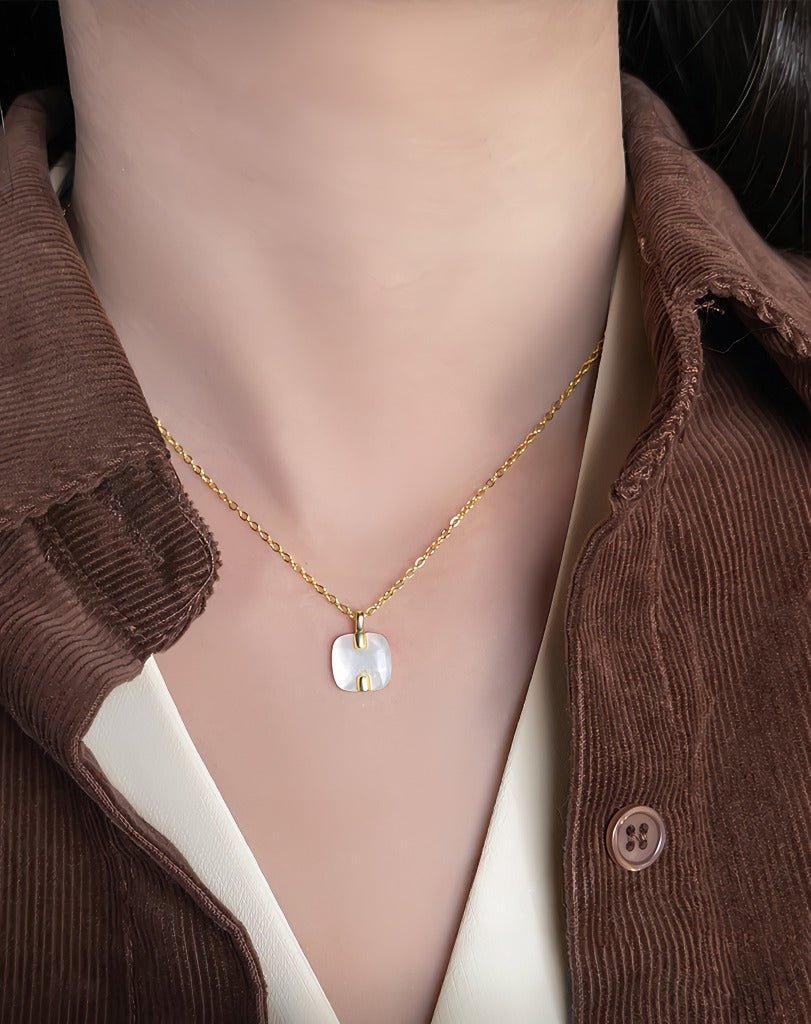 Kvadratisk Perlemors Halskæde – 18K Forgyldt & Håndlavet Design - Lilla Villa