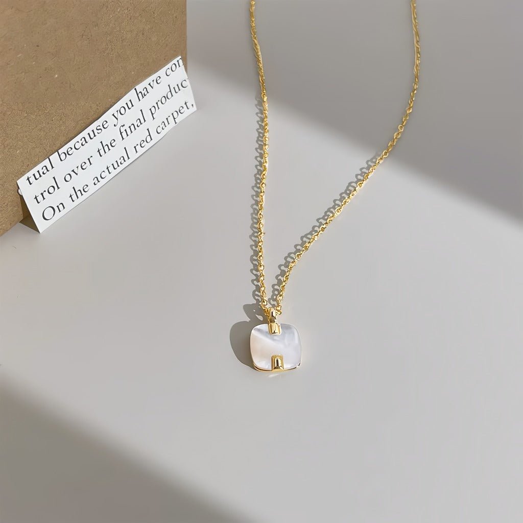 Kvadratisk Perlemors Halskæde – 18K Forgyldt & Håndlavet Design - Lilla Villa