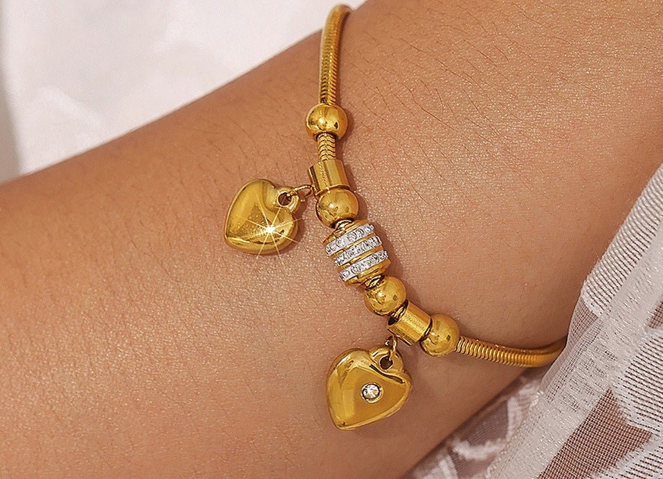Luksuriøst Armbånd i Rustfrit Stål med Hjertelige Charms og Glitrende Rhinsten - Lilla Villa