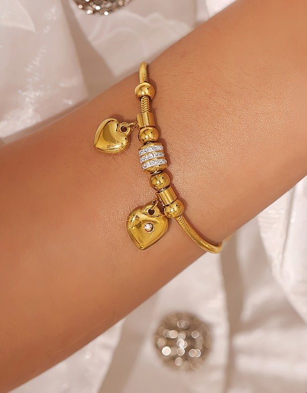 Luksuriøst Armbånd i Rustfrit Stål med Hjertelige Charms og Glitrende Rhinsten - Lilla Villa