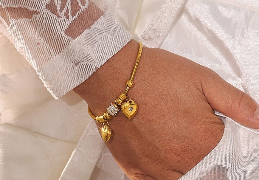 Luksuriøst Armbånd i Rustfrit Stål med Hjertelige Charms og Glitrende Rhinsten - Lilla Villa