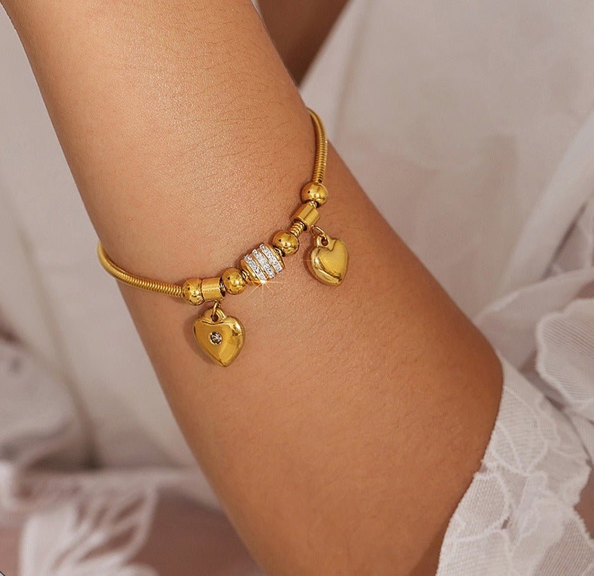 Luksuriøst Armbånd i Rustfrit Stål med Hjertelige Charms og Glitrende Rhinsten - Lilla Villa