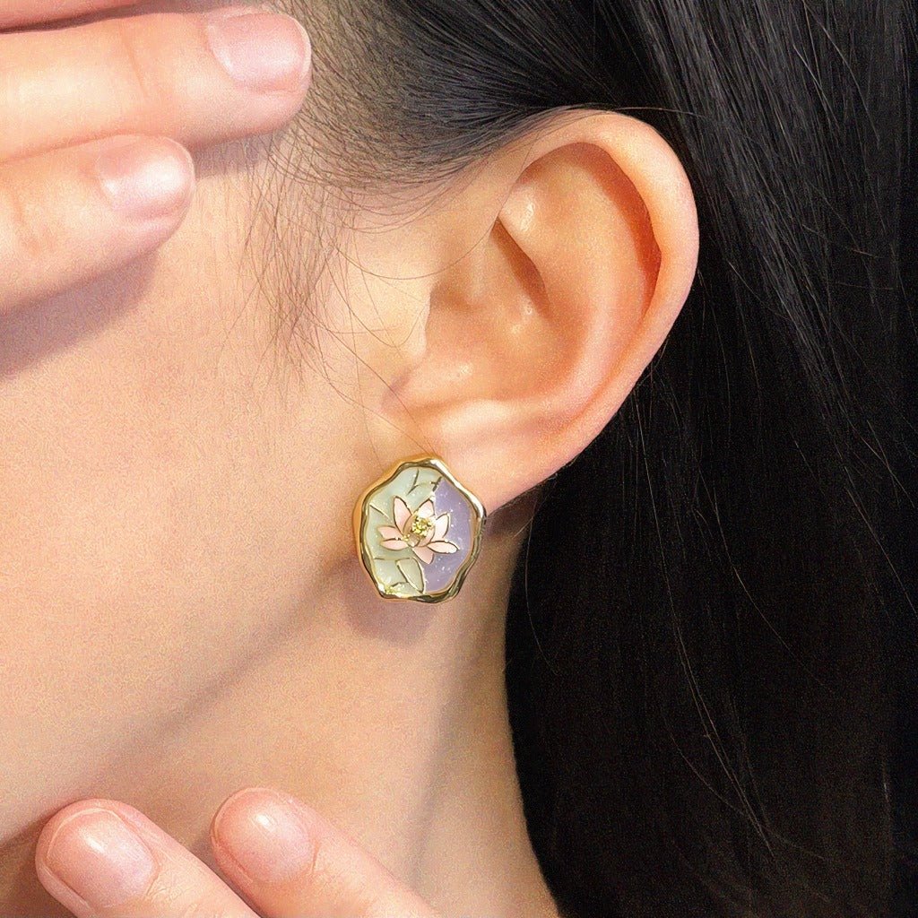 Monet Garden Øreringe – 18K Forgyldt Håndmalet Emalje Design med 925 Sølv Nål - Lilla Villa