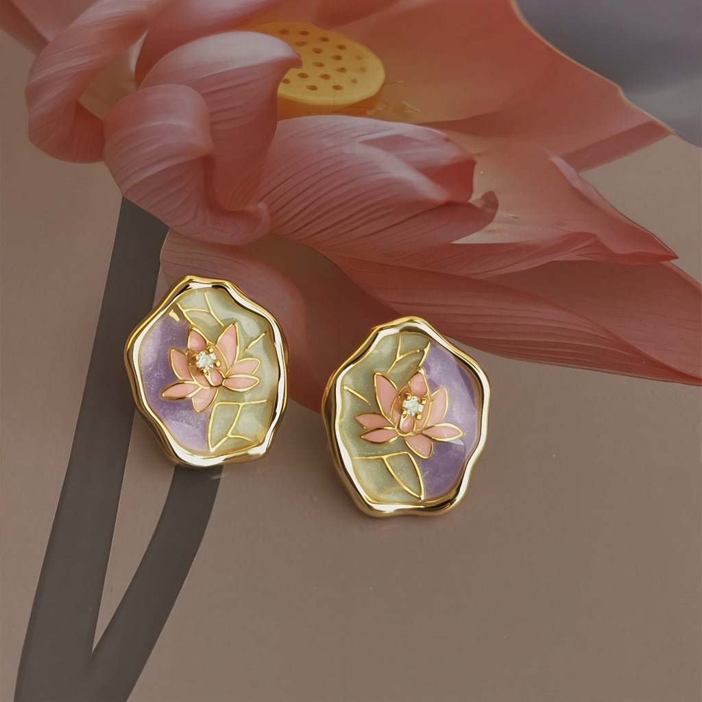 Monet Garden Øreringe – 18K Forgyldt Håndmalet Emalje Design med 925 Sølv Nål - Lilla Villa