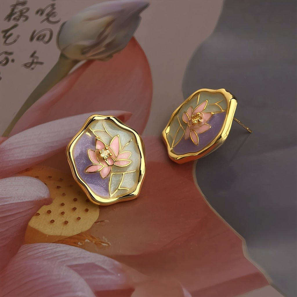 Monet Garden Øreringe – 18K Forgyldt Håndmalet Emalje Design med 925 Sølv Nål - Lilla Villa