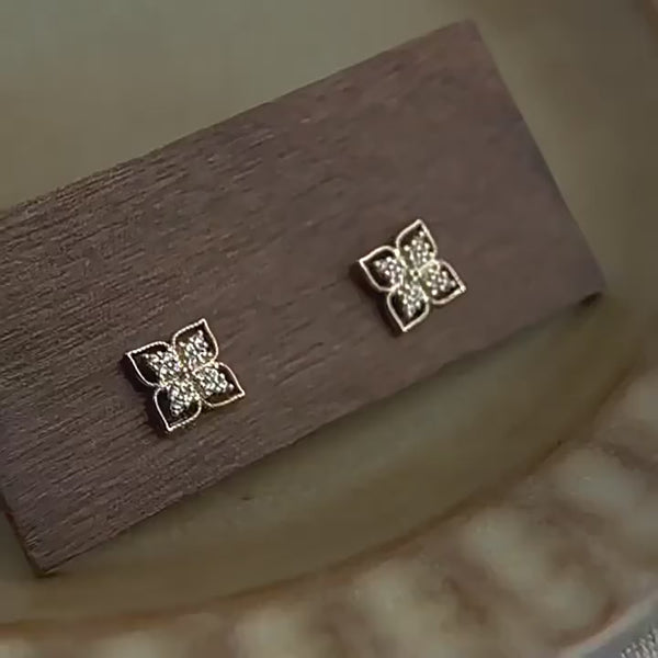 Solblomst Øreringe – Elegant 14K Forgyldt Design & 925 Sølv Nål