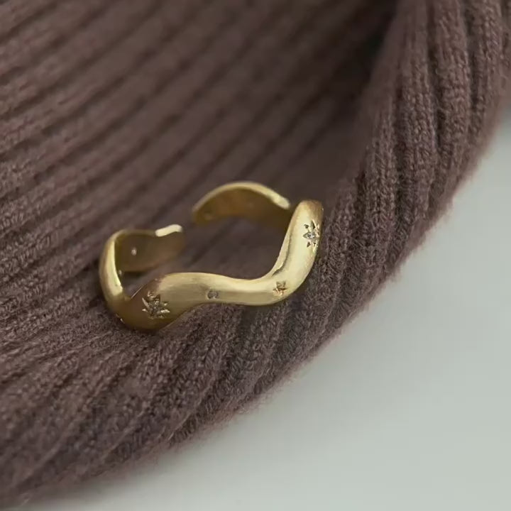 14K Forgyldt Håndlavet Åben Justerbar Ring med Stjerner – Elegant og Moderne Design