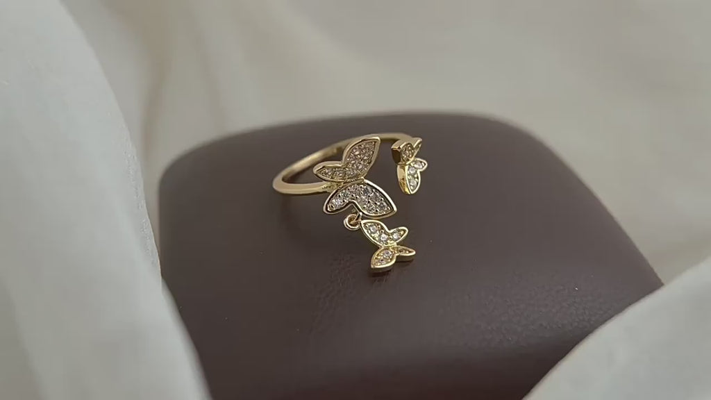 18K Forgyldt Justerbar Sommerfugl Ring med Zirkonia – Elegant & Glitrende Design