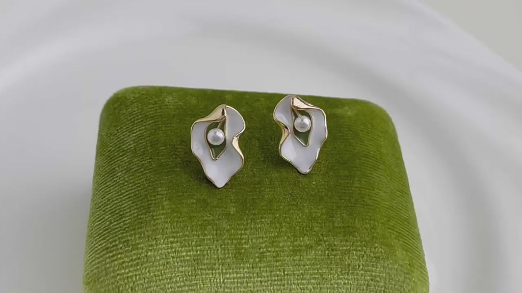 Bladformede Øreringe – 14K Forgyldt Design med Emalje & 925 Sølv Nål