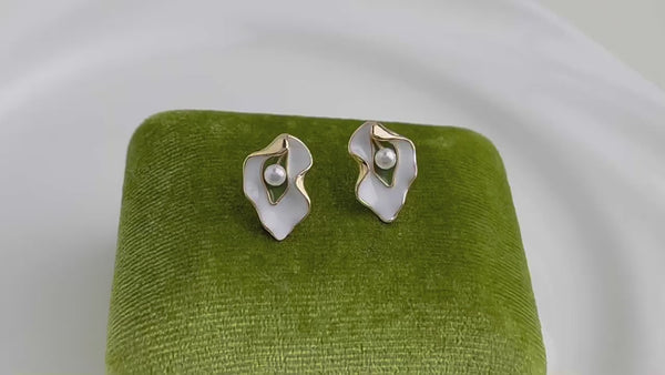 Bladformede Øreringe – 14K Forgyldt Design med Emalje & 925 Sølv Nål