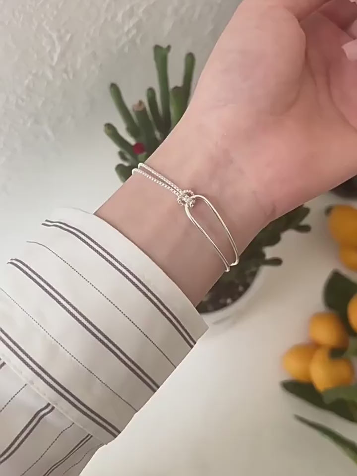 Elegant 925 Sterling Sølv Armbånd med Dobbelt Bue & Knudedetalje