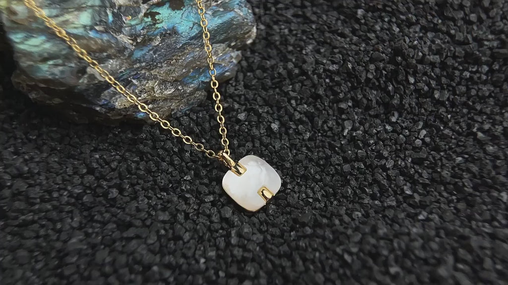 Kvadratisk Perlemors Halskæde – 18K Forgyldt & Håndlavet Design