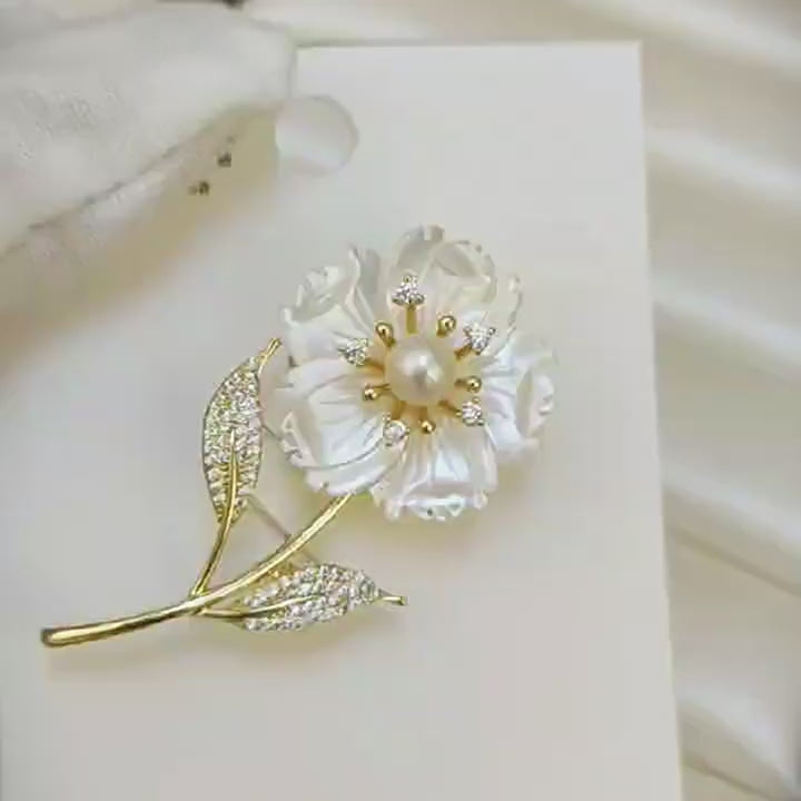 14K Forgyldt Blomster Broche med Ferskvandsperle, Zirkonia & Perlemorsblomst – Elegant Vintage Design i Moderne Luksus Stil