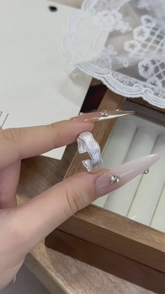 S925 Sterlingsølv Belagt Bølget Åben Ring – Justerbar og Elegant