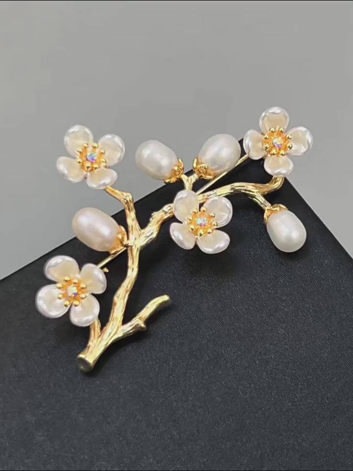 14K Forgyldt Plommeblomst Broche med Ferskvandsperler – Elegant & Vintage Design