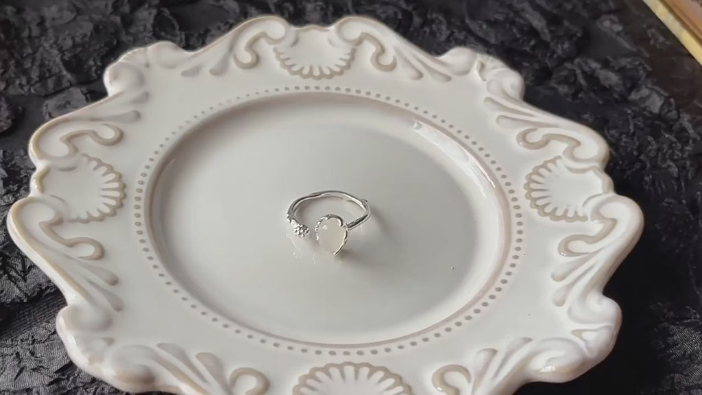 Hvidguld belagt Åben Justerbar Ring med Hvid Agat Look – Elegant Vintage Design