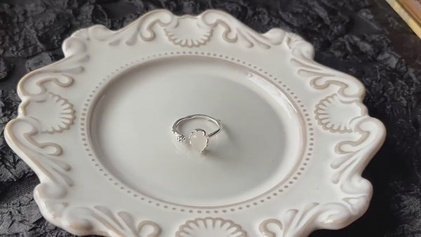 Hvidguld belagt Åben Justerbar Ring med Hvid Agat Look – Elegant Vintage Design
