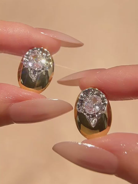 18K Forgyldte Ørestikker med Klar Zirconia – Skulpturelt Ovalt Design