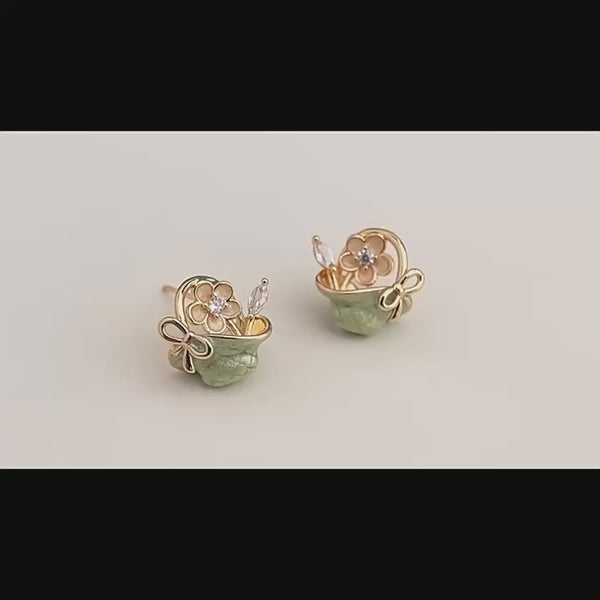 14K Forgyldte Blomsterkurv Ørestikker – Elegant og Feminin Design
