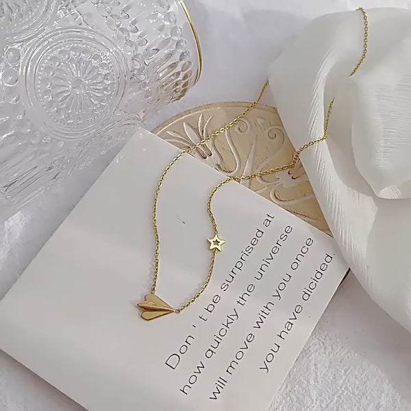 14K Forgyldt Titaniumstål Halskæde med Fly og Stjerne – Symbolsk Rejse Design