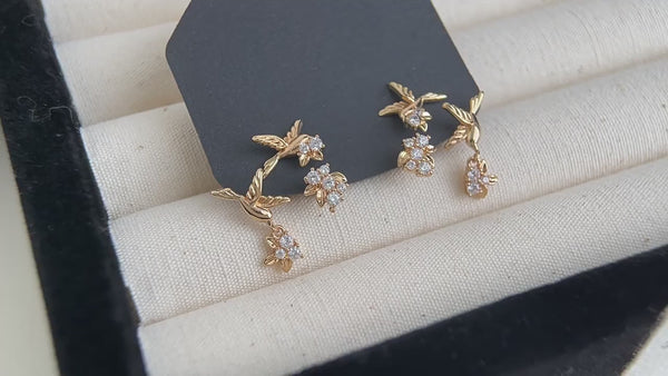 14K Forgyldte Flyvende Fugle Øreringe med Zirkonia – Asymmetrisk Design