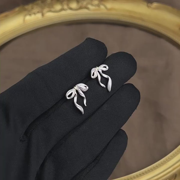 Silkesløjfe Øreringe – 14K Forgyldt Design i Perlemorsfinish & 925 Sølv Nål