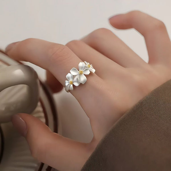 S925 Sølvbelagt Justerbar Ring med Hvide Blomster – Elegant og Feminint Design - Lilla Villa