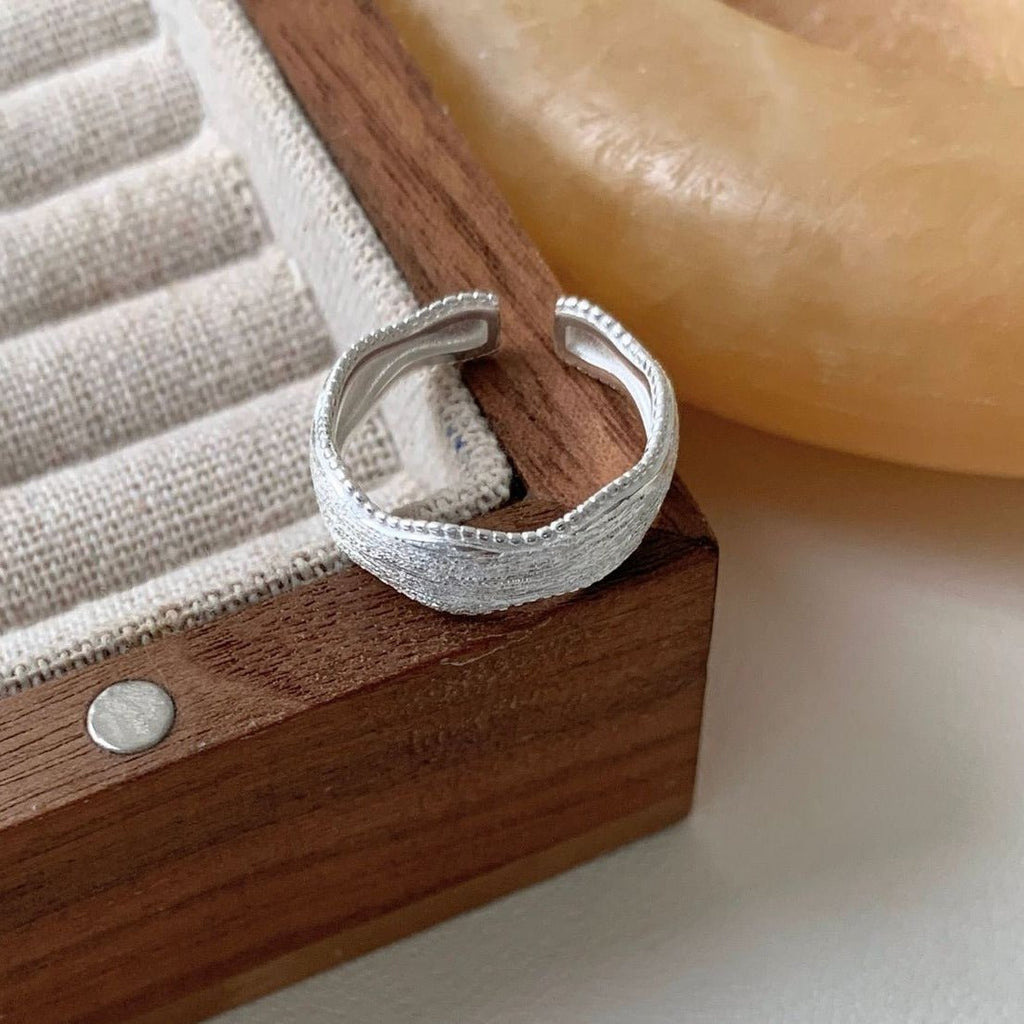 S925 Sterlingsølv Belagt Bølget Åben Ring – Justerbar og Elegant - Lilla Villa