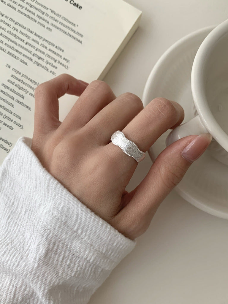 S925 Sterlingsølv Belagt Bølget Åben Ring – Justerbar og Elegant - Lilla Villa