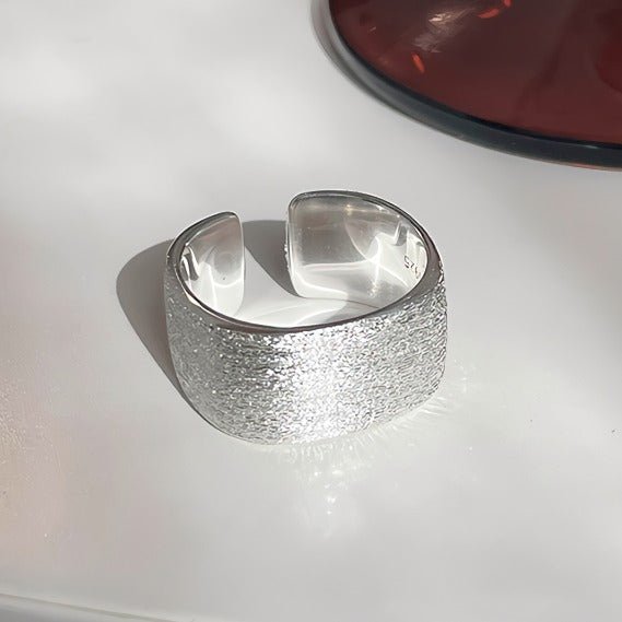S925 sterlingsølv minimalistisk bred åben ring med mat børstet finish - Lilla Villa
