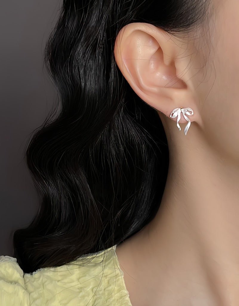 Silkesløjfe Øreringe – 14K Forgyldt Design i Perlemorsfinish & 925 Sølv Nål - Lilla Villa