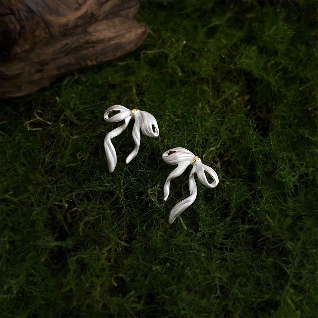 Silkesløjfe Øreringe – 14K Forgyldt Design i Perlemorsfinish & 925 Sølv Nål - Lilla Villa