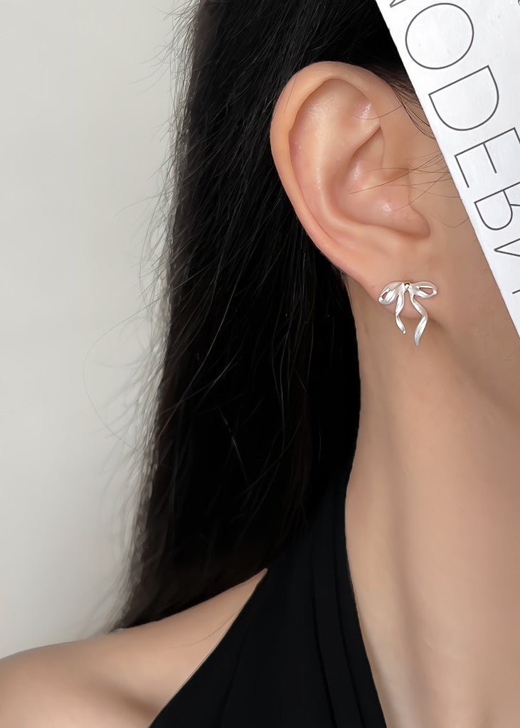 Silkesløjfe Øreringe – 14K Forgyldt Design i Perlemorsfinish & 925 Sølv Nål - Lilla Villa