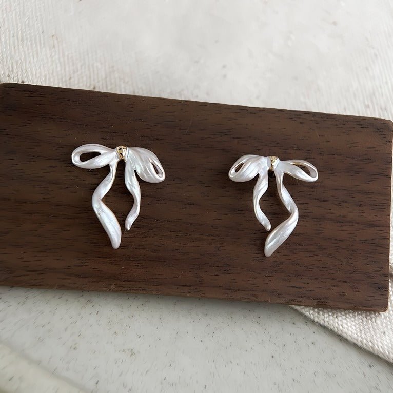 Silkesløjfe Øreringe – 14K Forgyldt Design i Perlemorsfinish & 925 Sølv Nål - Lilla Villa