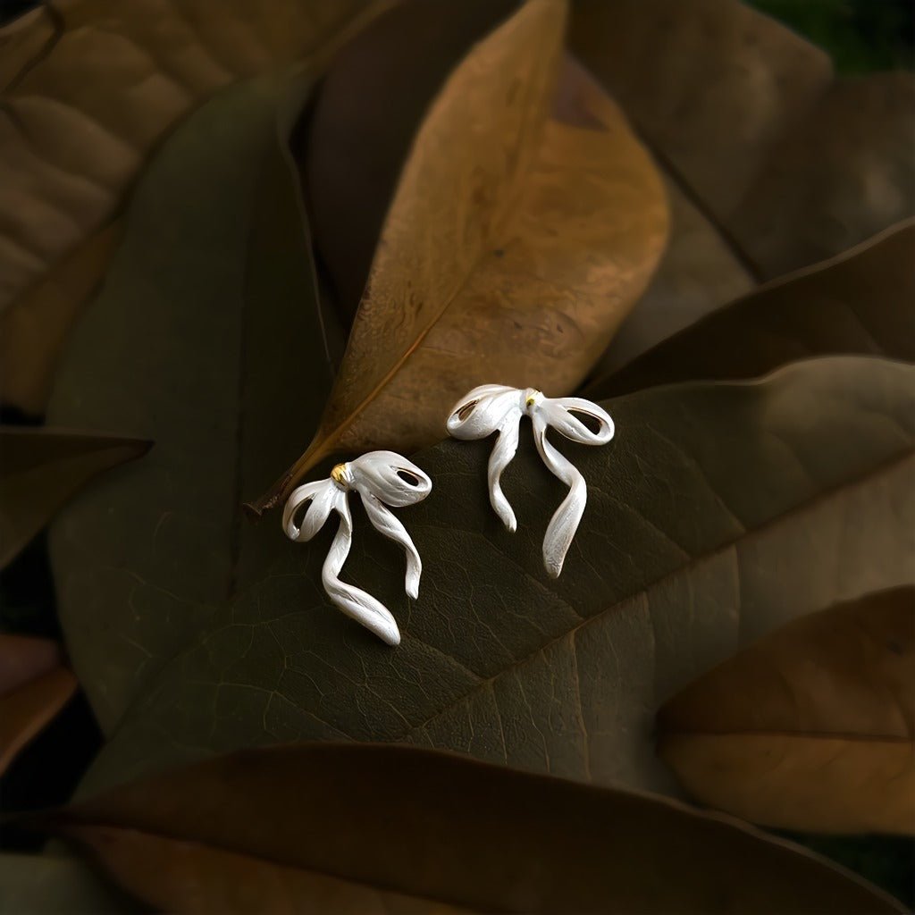 Silkesløjfe Øreringe – 14K Forgyldt Design i Perlemorsfinish & 925 Sølv Nål - Lilla Villa