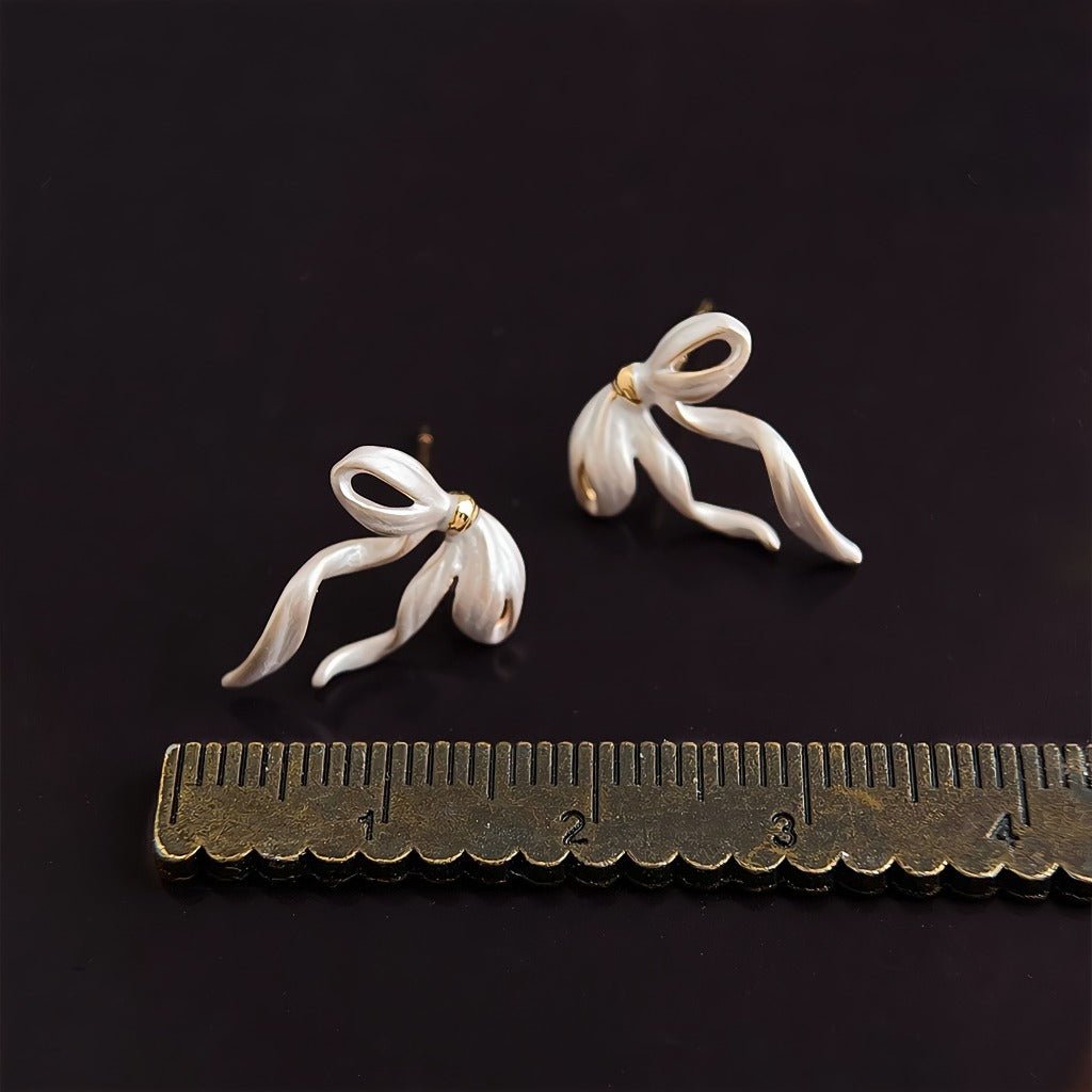 Silkesløjfe Øreringe – 14K Forgyldt Design i Perlemorsfinish & 925 Sølv Nål - Lilla Villa