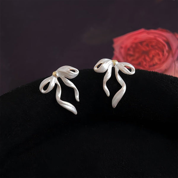 Silkesløjfe Øreringe – 14K Forgyldt Design i Perlemorsfinish & 925 Sølv Nål - Lilla Villa