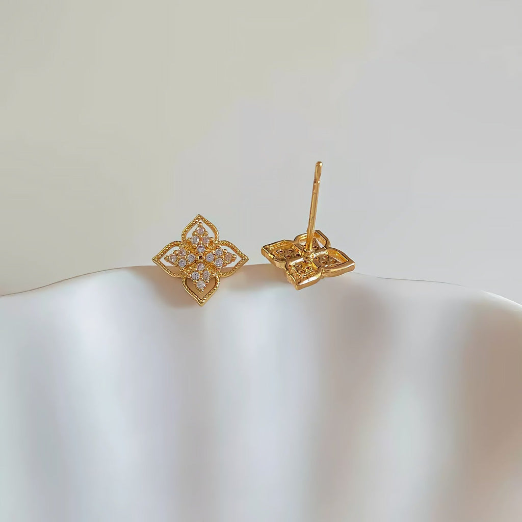 Solblomst Øreringe – Elegant 14K Forgyldt Design & 925 Sølv Nål - Lilla Villa