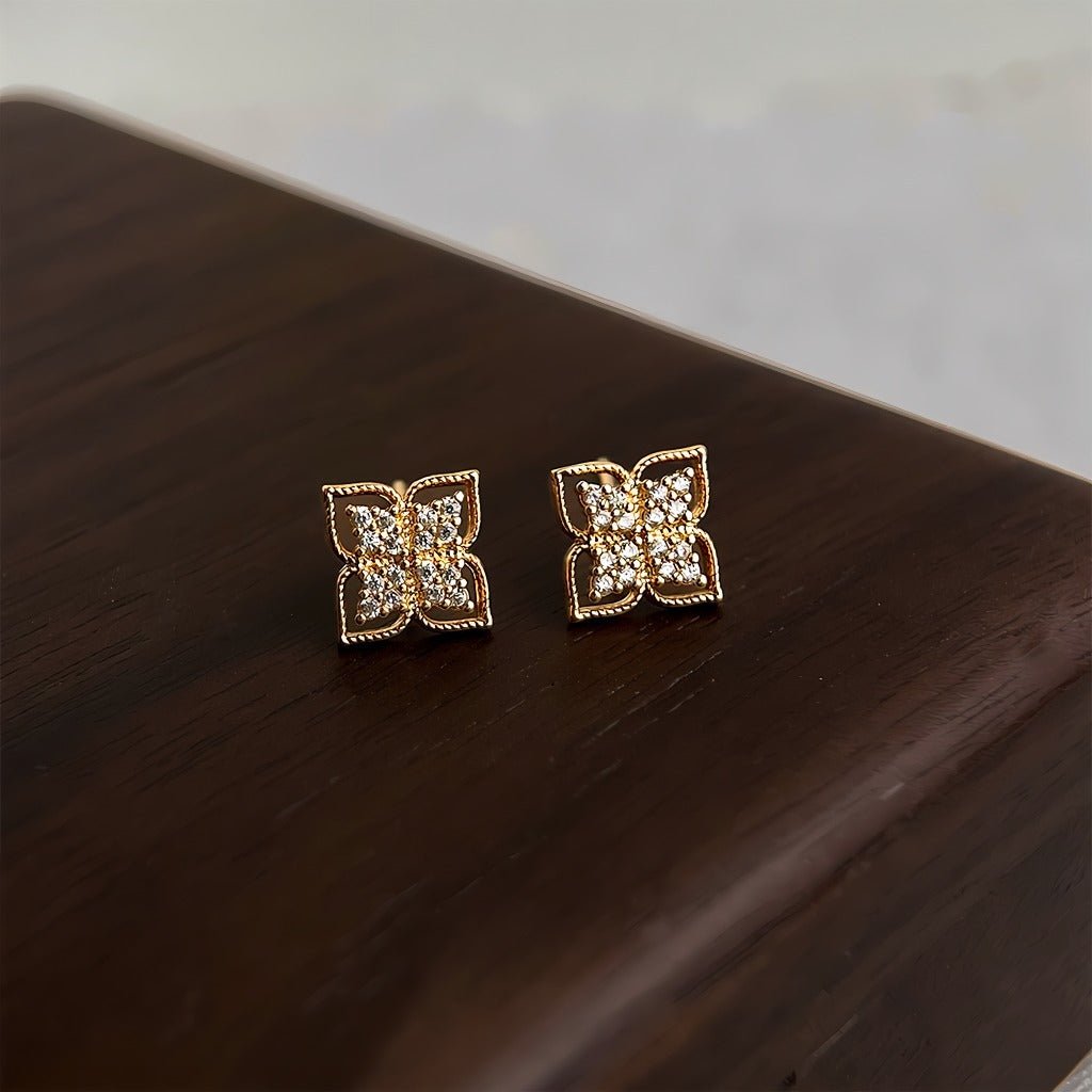 Solblomst Øreringe – Elegant 14K Forgyldt Design & 925 Sølv Nål - Lilla Villa